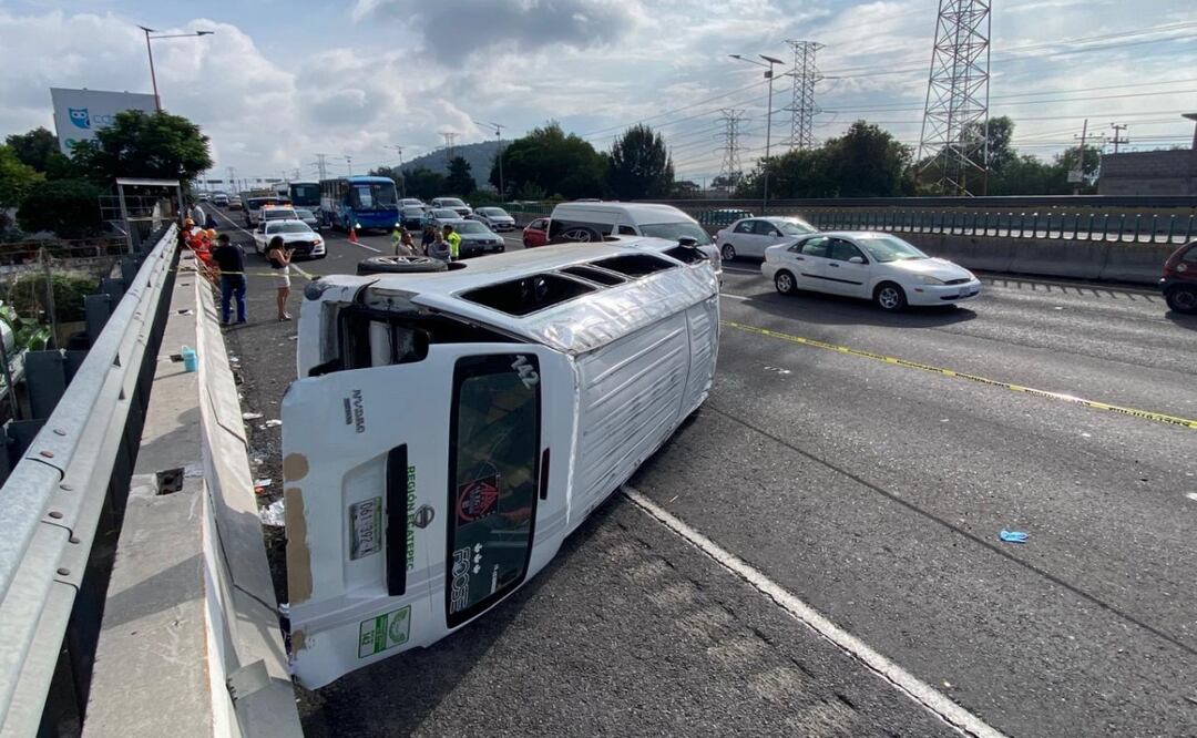 Accidente en la México-Pachuca: muere pasajero en volcadura de transporte público; 13 más resultan heridos. Foto: Especial