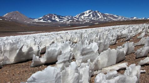 Las enigmáticas dagas de hielo que crecen en el desierto