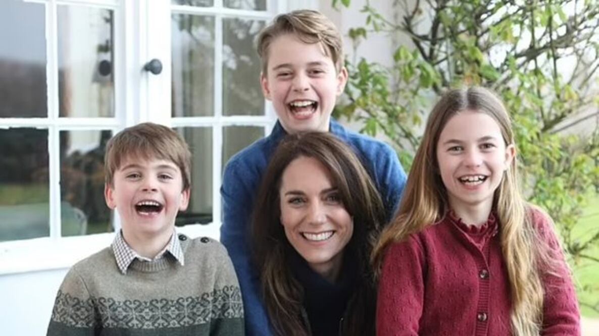 En un mensaje de video difundido por el Palacio de Kensington, Kate reveló lo que les había dicho a sus hijos, el príncipe George, la princesa Charlotte y el príncipe Louis. FOTO: Instagram