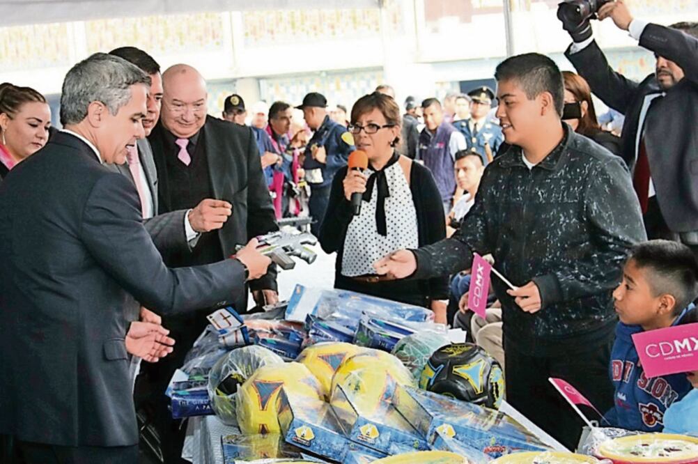 Parte del proyecto está enfocado a erradicar la violencia en los niños, con el canje de juguetes bélicos y armas por artículos didácticos (ARCHIVO EL UNIVERSAL)