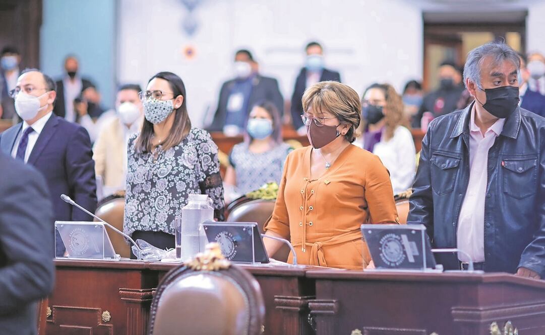 Martha Ávila Ventura (centro), coordinadora de Morena, propone ampliar a 14 semanas la licencia de maternidad. Foto: tomada de Twitter