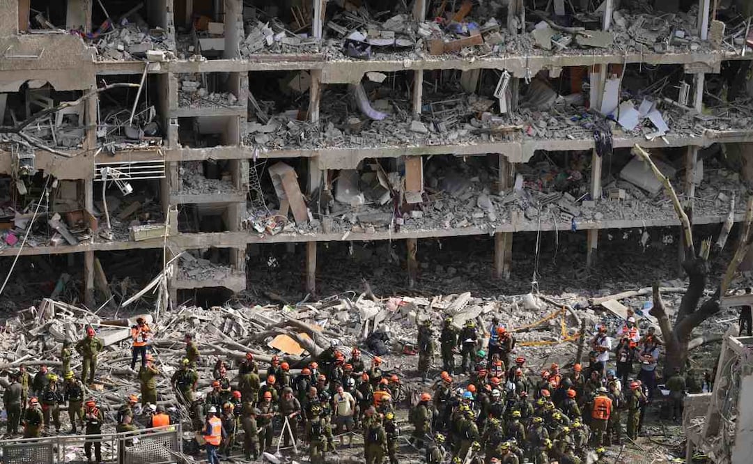 Fuerzas de seguridad y rescate israelíes trabajan en el sitio de un ataque con misiles iraníes, en Tel Aviv, en el centro de Israel, el 22 de junio de 2025. Misiles balísticos lanzados desde Irán hacia el centro y norte de Israel en la mañana del domingo dejaron 26 personas heridas, dos de ellas en estado moderado, informó el servicio nacional de emergencia israelí Magen David Adom. El Cuerpo de los Guardianes de la Revolución Islámica de Irán confirmó el domingo la ofensiva, señalando que la nueva oleada de ataques tuvo como objetivos el Aeropuerto Ben Gurion, en Tel Aviv, y un centro de investigación biológica, entre otros. En un comunicado difundido por su medio oficial Sepah News, el IRGC anunció además el inicio de su vigésima oleada de ataques contra objetivos en el interior de Israel. Foto: Xinhua