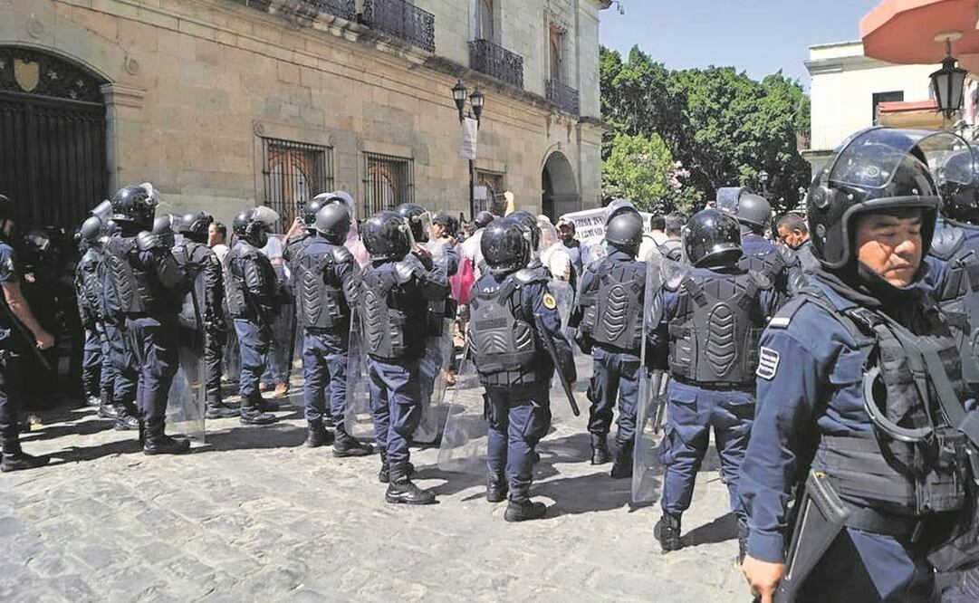 En el operativo de desalojo participaron más de 50 elementos de la policía estatal, quienes lanzaron gases contra los manifestantes.