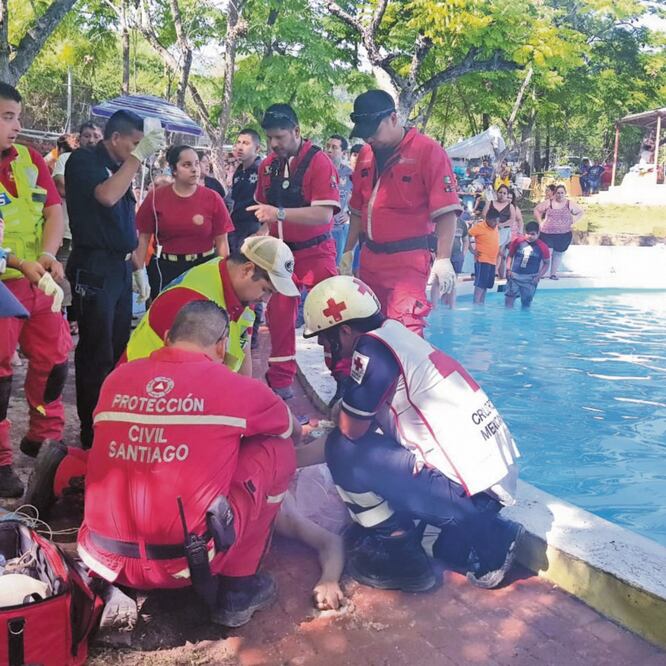 Desaliento. En el municipio de Santiago, Nuevo León, personal de la Cruz Roja intentó reanimar a un hombre de 85 años que estaba en una alberca. ESPECIAL