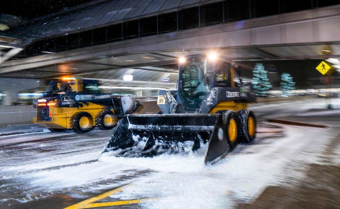 Las máquinas quitanieves retiran la nieve del Aeropuerto Internacional de Minneapolis-Saint Paul el 26 de noviembre de 2025 en Minneapolis, Minnesota. Se mantiene una alerta de tormenta invernal, ya que cayeron varios centímetros de nieve durante la noche y se han registrado ráfagas de viento de más de 64 kilómetros por hora. Foto: AFP