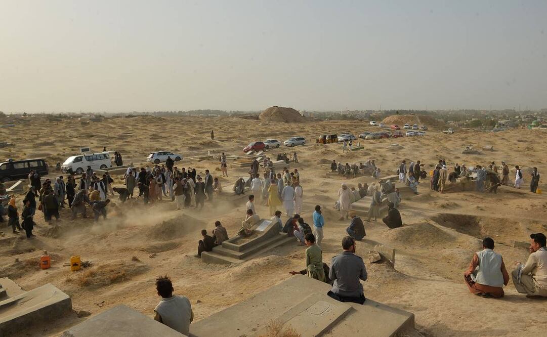 Entierro de víctimas del ataque a una mezquita en Afganistán . Foto: AFP