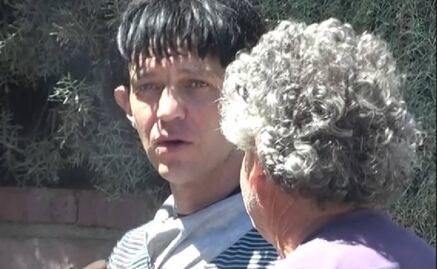 Alerta conducta del hijo de Camilo Sesto, no suelta la peluca de su padre y luce "sin dientes" y "como mujer"