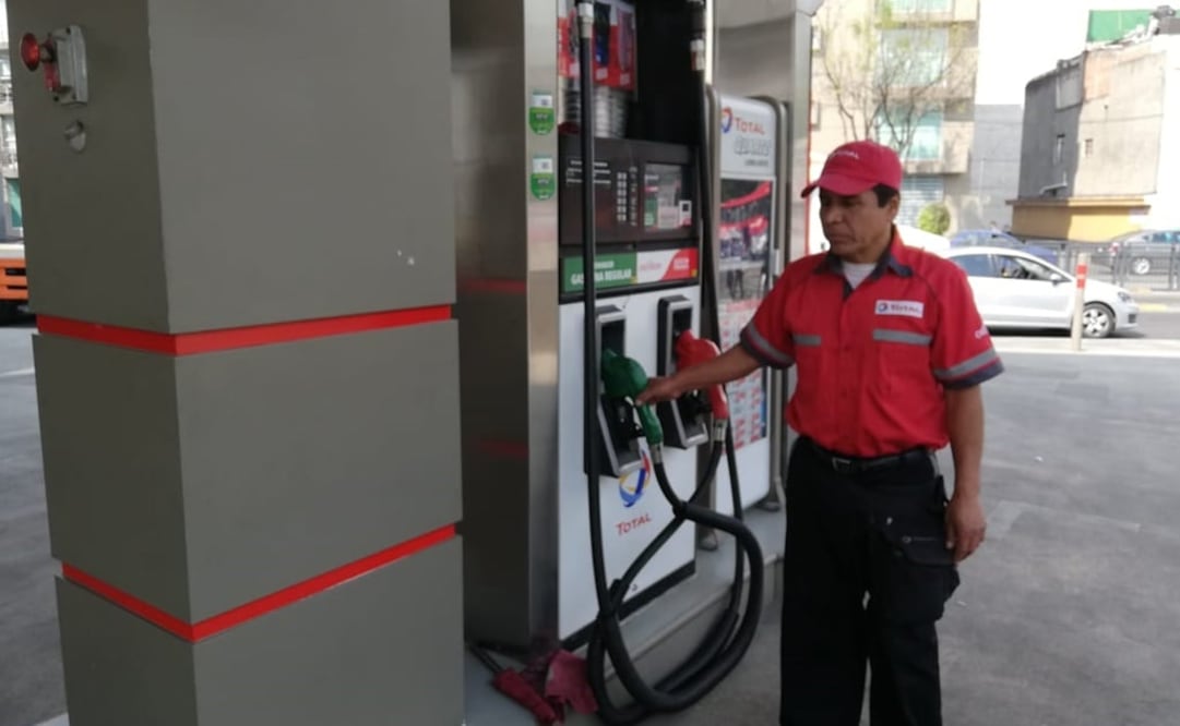 Empleado de gasolinera dice que en 7 horas se acabó la gasolina. Foto: Astrid Rivera/EL UNIVERSAL 