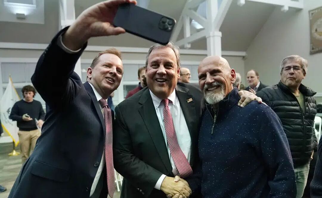 El exgobernador de Nueva Jersey, Chris Christie, al centro, posa para una foto después de una plática en el New England College. Foto: AP