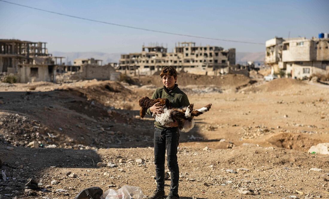 Un niño transporta una oveja en la ciudad de Arbin, en Ghouta Oriental, a las afueras de Damasco, la capital siria, el 15 de diciembre de 2024. Los rebeldes islamistas tomaron Damasco en una ofensiva relámpago el 8 de diciembre, derrocando al presidente Bashar al-Assad y poniendo fin a cinco décadas de gobierno Baath en Siria. Foto: AFP