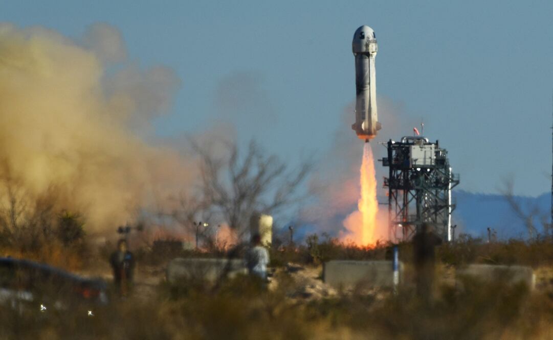 El cohete New Shepard de Blue Origin despega desde el sitio de lanzamiento número uno en el oeste de Texas, al norte de Van Horn. Foto: AFP