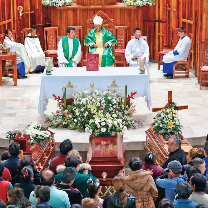 El obispo Juan Pedro Menéndez ofició la misa de cuerpo presente de tres víctimas de la explosión de un ducto de combustible. VALENTE ROSAS. EL UNIVERSAL