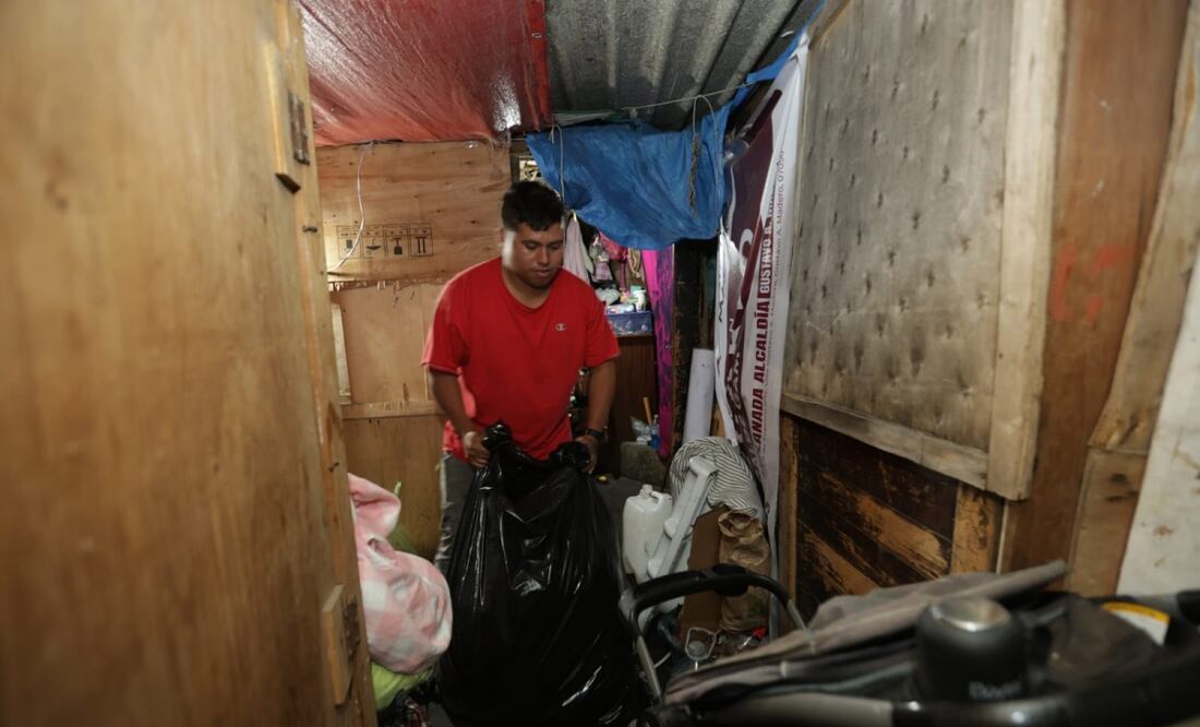 Migrantes empacan para volver a su país; desalojos en CDMX los llevan a abandonar México. Foto: Francisco Rodríguez