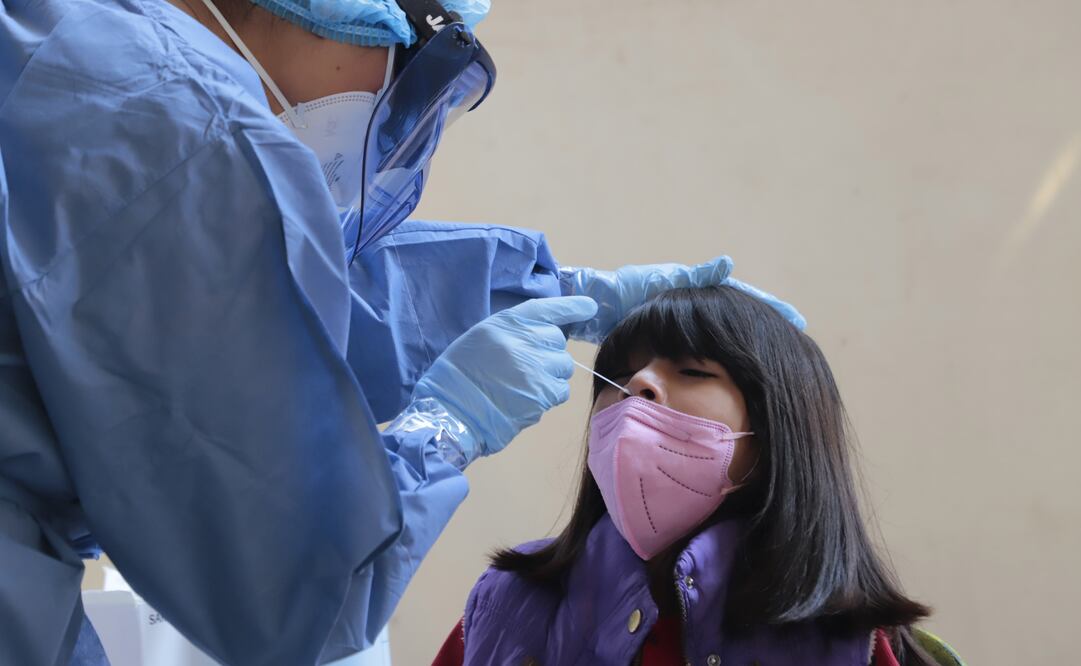 Una trabajadora de salud toma una muestra de hisopado nasal a una niña para realizar una prueba de detección de Covid-19. Foto: Quetzalli Blanco/ Xinhua.