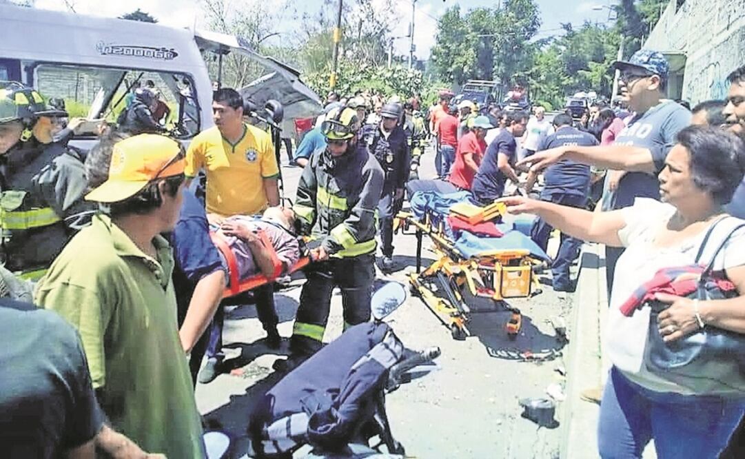 Unos 80 elementos de rescate, policías de protección ciudadana Topilejo y la Noria, del ERUM, Cruz Roja y bomberos llegaron al sitio para atender a las víctimas, además de los vecinos. (FRANCISCO RODRÍGUEZ. EL UNIVERSAL)