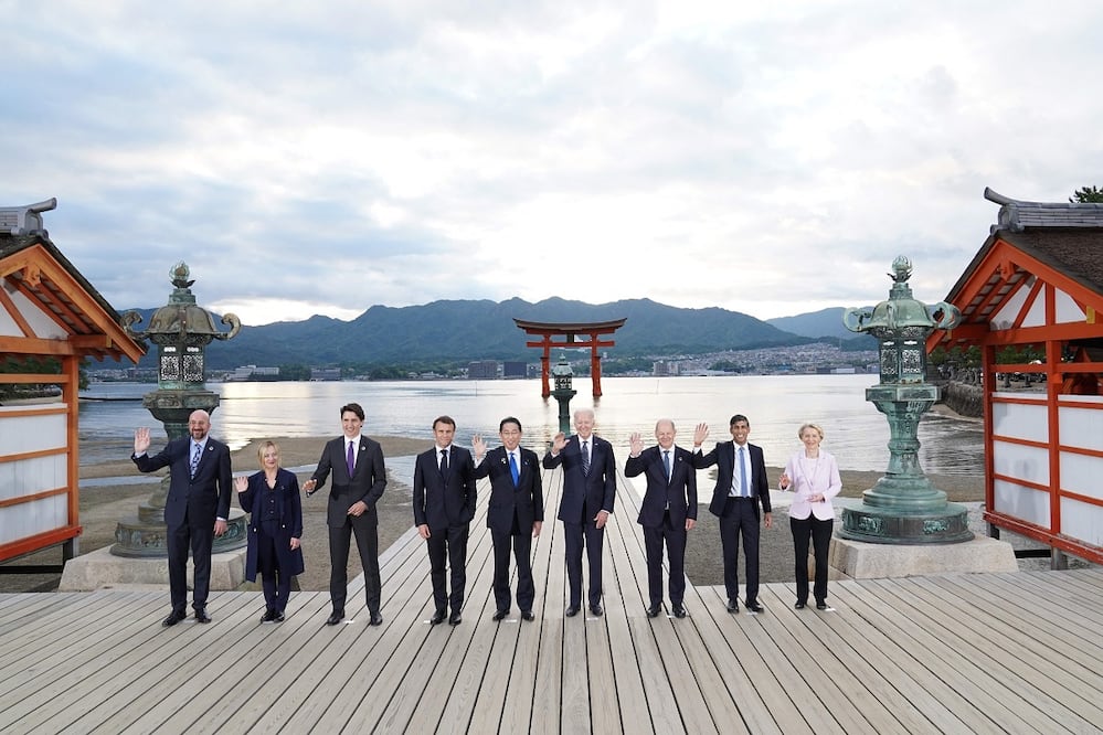 El presidente del Consejo Europeo, Charles Michel; la primera ministra de Italia, Giorgia Meloni; el premier de Canadá, Justin Trudeau; el presidente de Francia, Emmanuel Macron; el primer ministro de Japón, Fumio Kishida; el presidente de EU, Joe Biden; el canciller alemán, Olaf Scholz; el primer ministro británico, Rishi Sunak, y la presidenta de la Comisión Europea, Ursula von der Leyen, durante una visita al Santuario Itsukushima en la isla de Miyajima como parte de la Cumbre de Líderes del G7. Foto: AFP