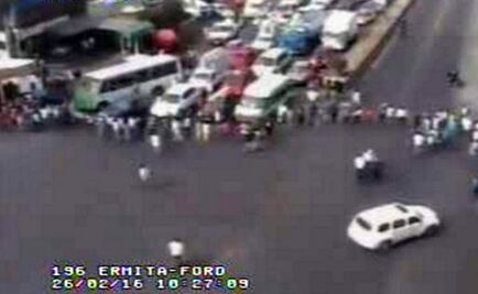 Vecinos cierran Ermita por falta de agua en sus casas