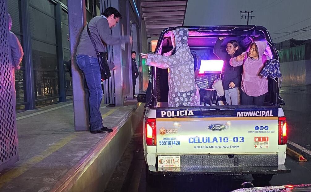 El operativo Tormenta continuó con la limpieza de rejillas y coladeras. El gobierno municipal pidió a la población que evite tirar basura en la vía pública. Foto: Especial