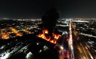 Incendio consume una Telebodega en Mérida; SSP evacúa viviendas cercanas y controla el fuego