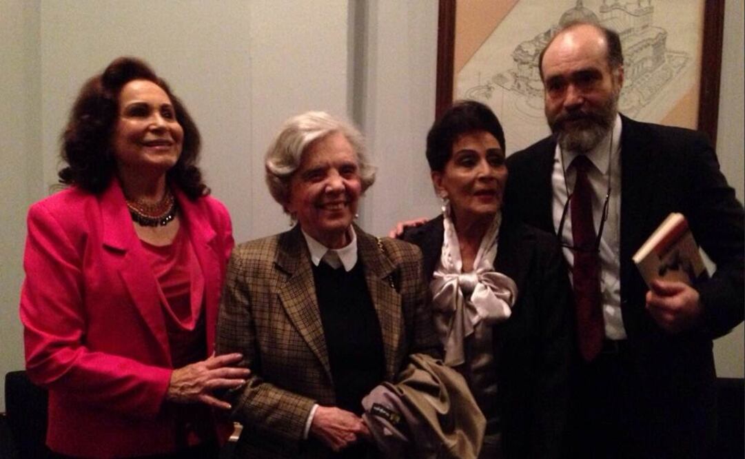 Poniatowska acompañada de los actores Maricruz Nájera, Irma Dorantes y Odiseo Bichir  Foto:Cortesía INBA