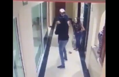 Captan video de asalto a pareja dentro de hotel en Puebla