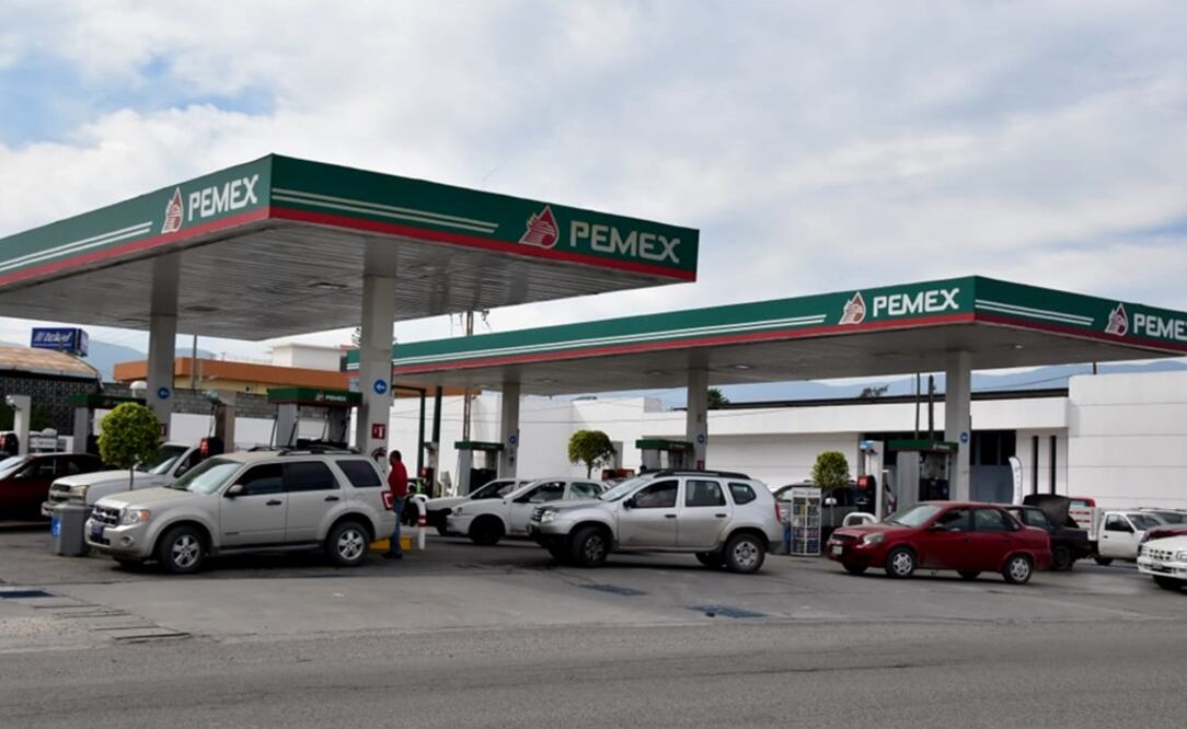 Los retrasos en entrega de combustible se han debido al uso de transportes más seguros, para combatir el robo de combustible, aseguró. Foto: Roberto Aguilar / EL UNIVERSAL