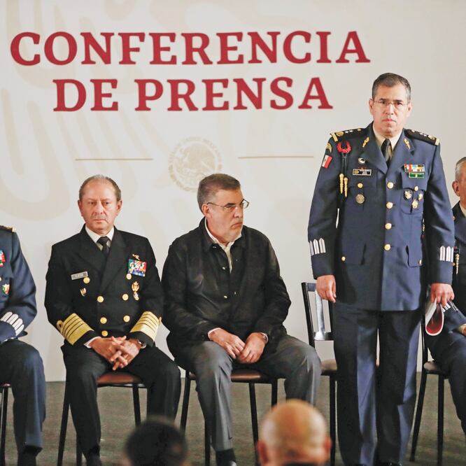 El pasado 11 de abril, el presidente Andrés Manuel López Obrador designó al general Luis Rodríguez Bucio (de pie) como comandante de la Guardia Nacional. ARCHIVO EL UNIVERSAL