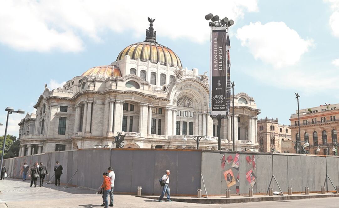 Con vallas metálicas de hasta dos metros de altura blindaron los monumentos e inmuebles que son parte del patrimonio de la Ciudad. Foto: BERENICE FREGOSO. EL UNIVERSAL