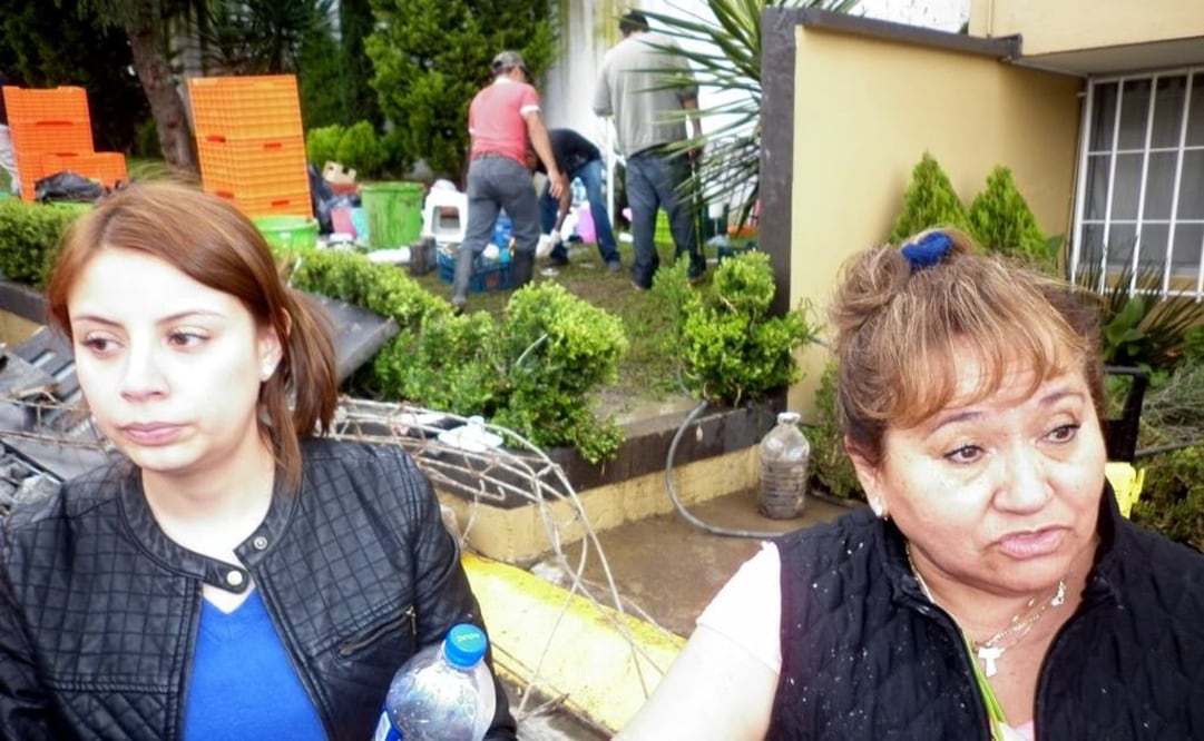 Verónica, a la izquierda, narra que su bebé una persona que lo cuidaba fueron rescatados por bomberos. Fotografía Juan Manuel Barrera