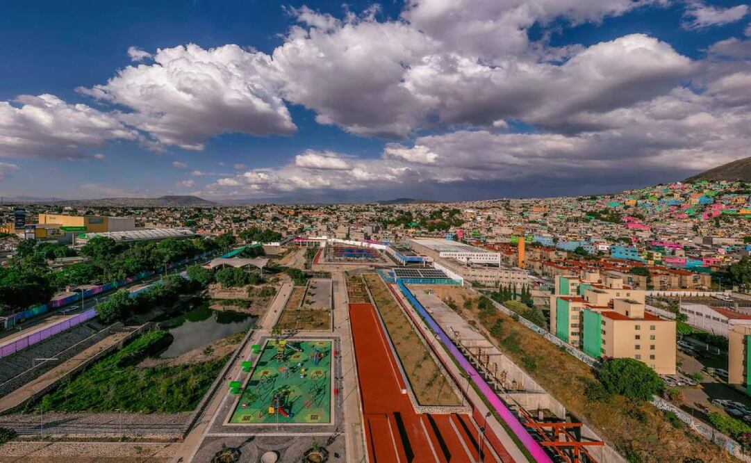 Fotografía del parque La Quebradora, realizado por la arquitecta Loreta Castro, quien reflexiona en el libro temas como cambio climático y sostenibilidad desde la arquitectura actual. Foto ARQUINE