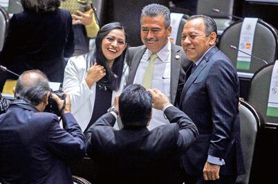 En trámite de cinco minutos regresan a sus curules 