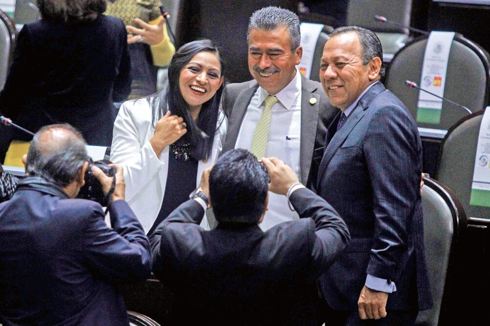Jesús Zambrano Grijalva (der.), con sus compañeros de bancada (ENRIQUE ORDÓÑEZ. CUARTOSCURO)
