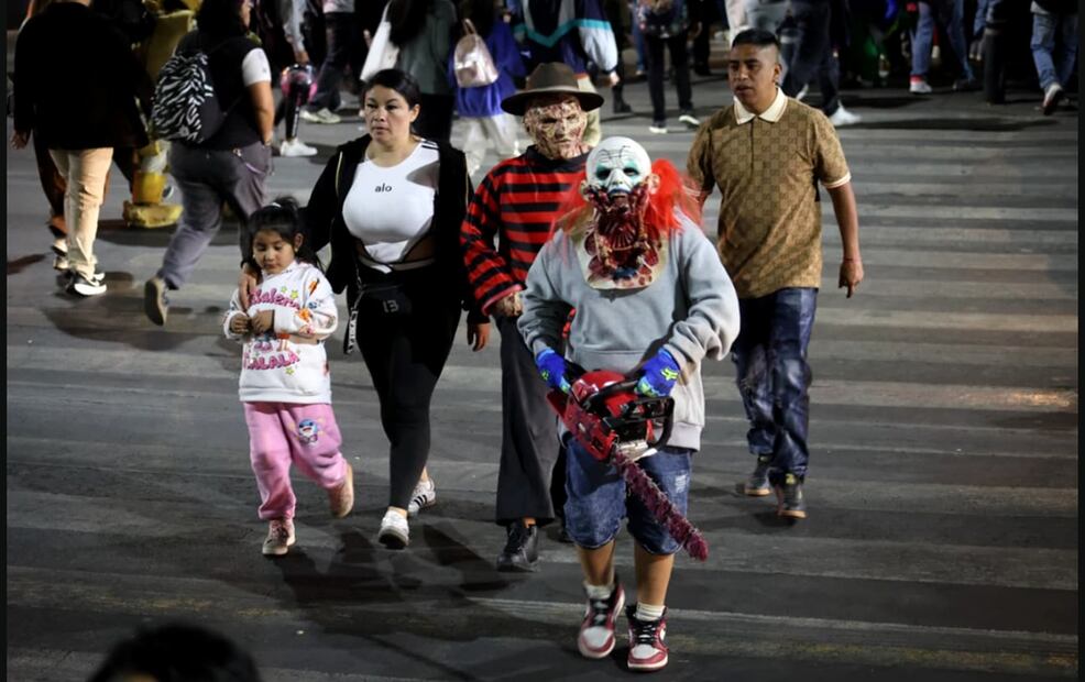 Entre fantasmas, espectros y super héroes niños pidieron la tradicional calaverita en calles del primer cuadro de la Ciudad de México, el 31 de octubre de 2025. Foto: Luis Camacho/EL UNIVERSAL
