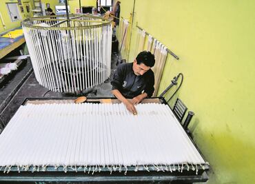 Sobreviven a la industrialización; “Comienza con una mecha colgada”, cuenta