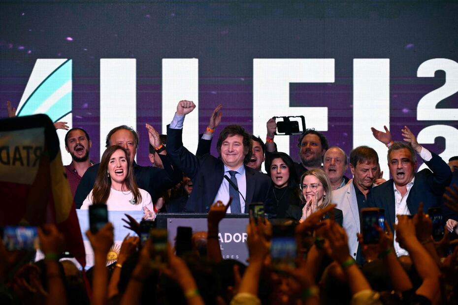 Javier Milei habla ante sus simpatizantes, tras revelarse los resultados de las elecciones presidenciales en Argentina, que lo colocan de segundo. Milei disputará el balotaje con Sergio Massa, quien quedó primero. FOTO: LUIS ROBAYO. AFP