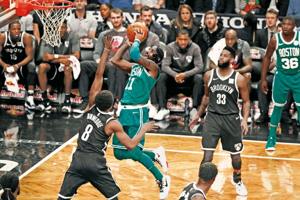 Kyrie Irving jugó con un antifaz, luego de sufrir una fractura facial. (JUSTIN LANE. EFE)