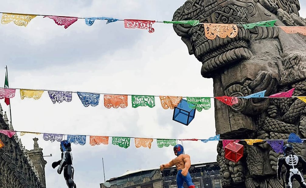 Un escenario lleno de colorido, figuras prehispánicas, piñatas de luchadores y balones enmarcan el Zócalo, que recibirá a cientos de visitantes. Foto: ARTURO ORDAZ/EL UNIVERSAL