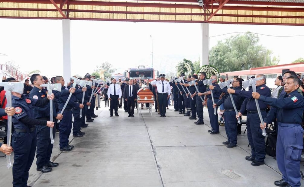 Miguel Ángel Hernández López, integrante del cuerpo de Bomberos de Tlalnepantla, murió después de participar en la atención de un incendio registrado el sábado.
(07/09/26)
Foto: Especial.