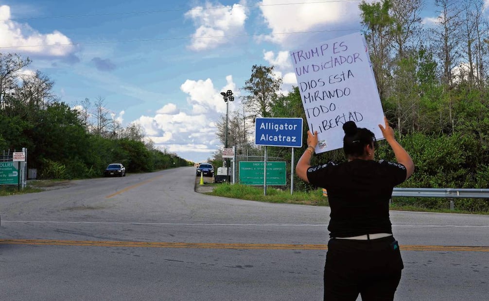 A finales de enero, el presidente Donald Trump inició una agresiva campaña de deportaciones de migrantes por medio de redadas y, con ello, 145 mil mexicanos fueron retornados. Al mismo tiempo, la presidenta Claudia Sheinbaum anuncia medidas de apoyo a connacionales en consulados y sedes diplomáticas en aquel país para brindar asistencia. Foto: Joe Raedle / AFP