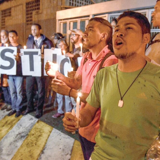 Vigilia. Personas participan en una vigilia afuera del edificio del Sebin, en memoria de Fernando Albán. (JUAN BARRETO. AFP)