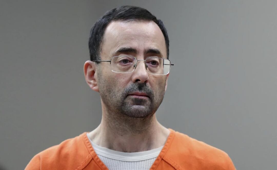 En esta fotografía de archivo del 22 de noviembre de 2017, el Dr. Larry Nassar comparece ante un tribunal para una audiencia de declaración de culpabilidad en Lansing, Michigan. Foto: AP