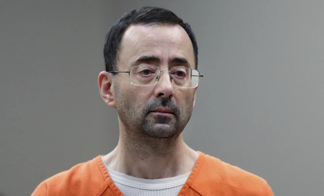En esta fotografía de archivo del 22 de noviembre de 2017, el Dr. Larry Nassar comparece ante un tribunal para una audiencia de declaración de culpabilidad en Lansing, Michigan. Foto: AP