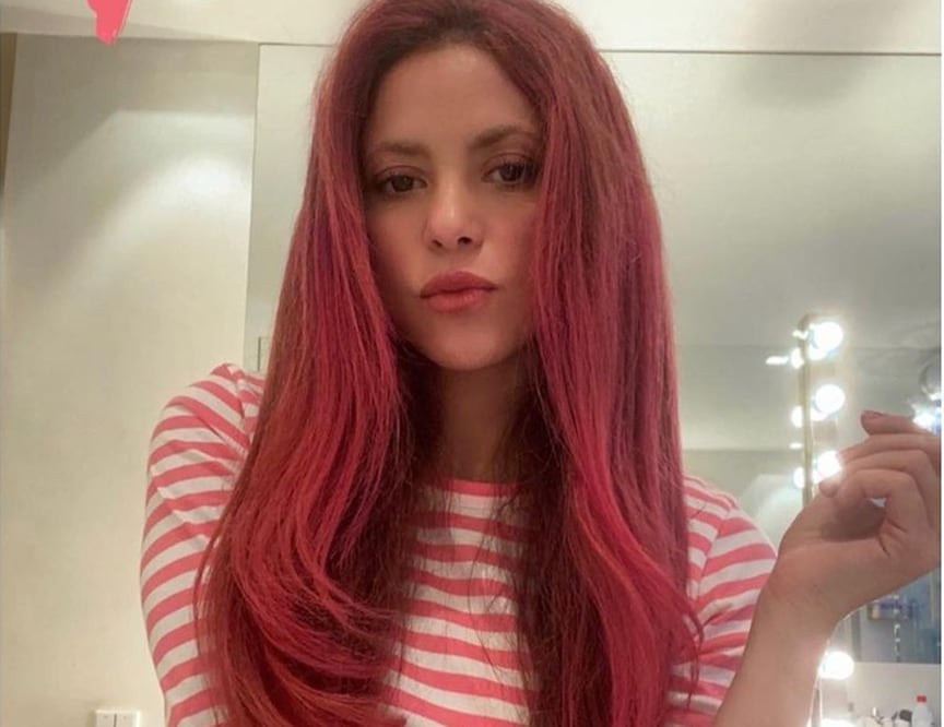 Shakira contrastó su melena rojiza con los tonos verdes de su outfit / Foto: Instagram @shakira