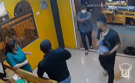 VIDEO. Policía se enfrenta a ladrón armado que quiso asaltar restaurante y lo deja tirado