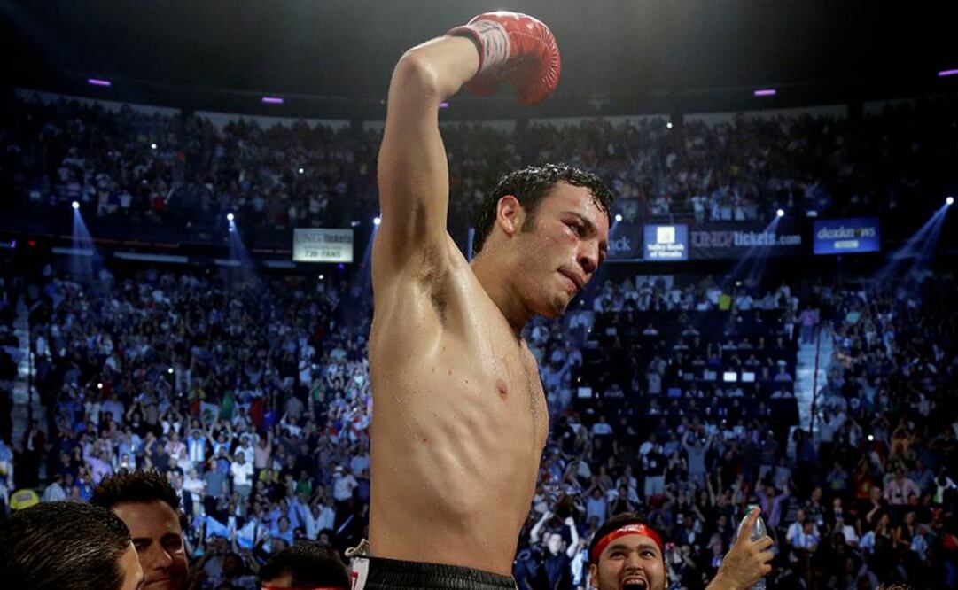 Julio César Chávez celebra su triunfo. AP