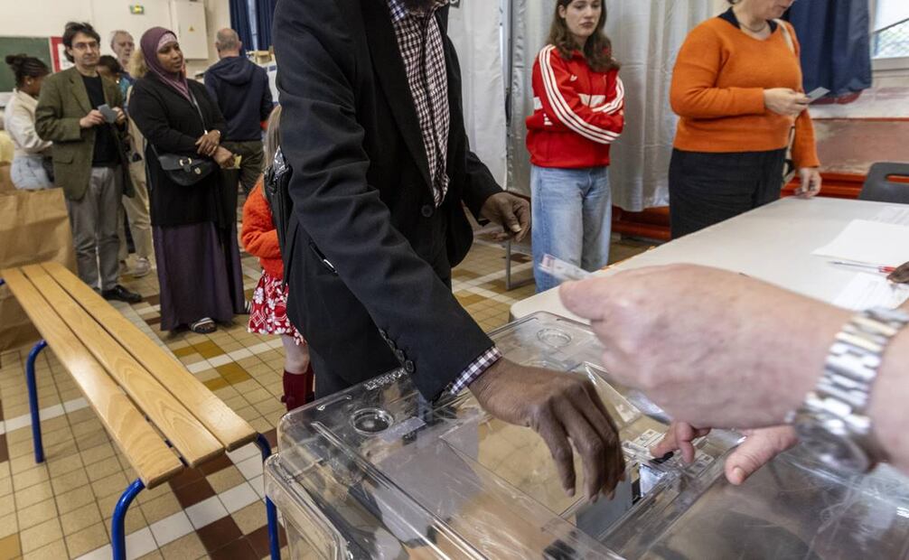 Ciudadanos franceses hacen cola mientras esperan para emitir su voto durante la segunda vuelta de las elecciones parlamentarias francesas. Foto: EFE