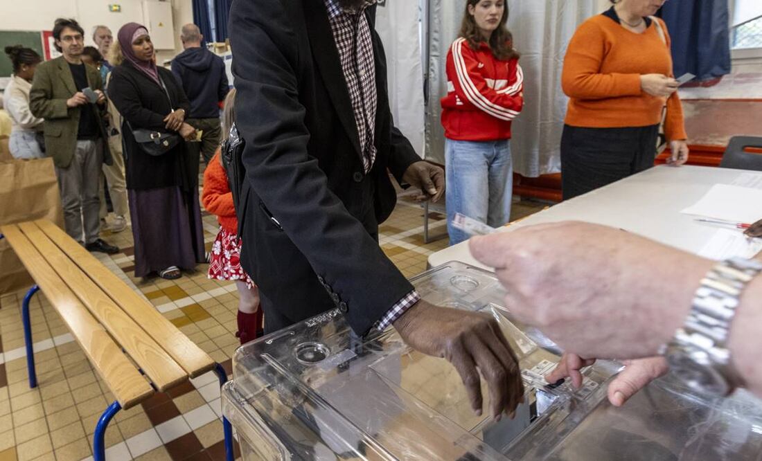 Las multitudinarias celebraciones en Francia tras las proyecciones del triunfo de la izquierda en las elecciones parlamentarias. Foto: EFE