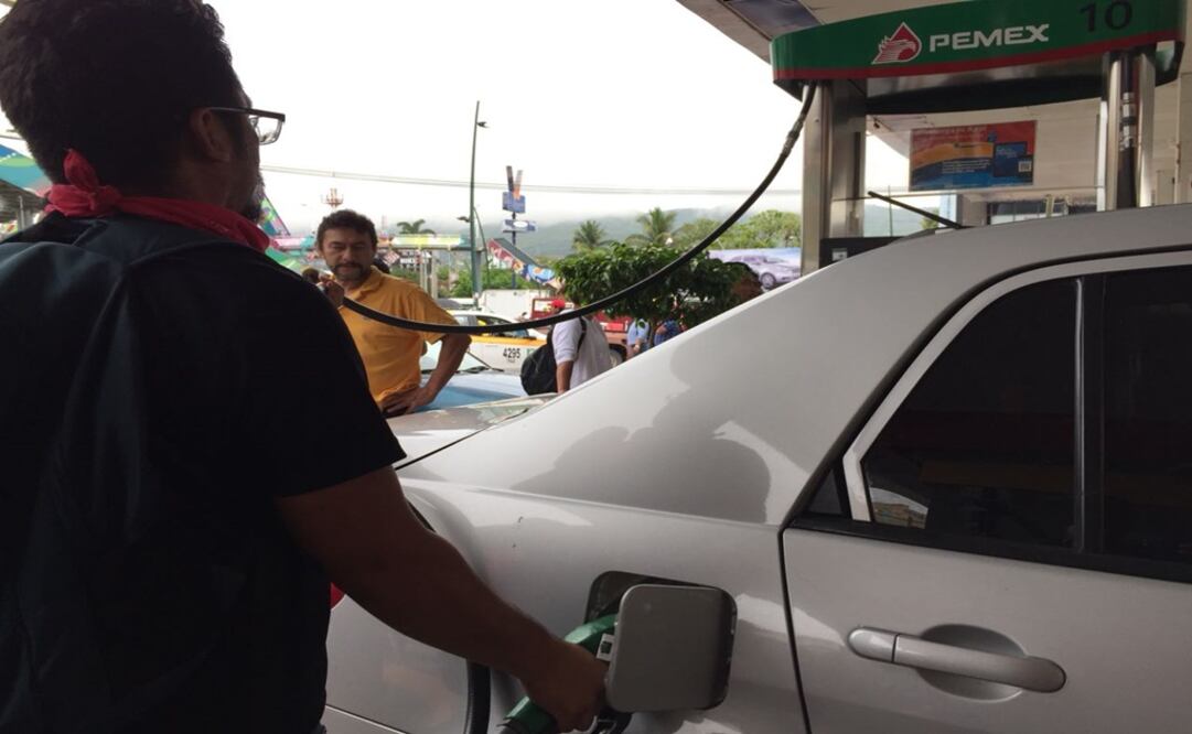 Los docentes reparten combustible en 15 gasolineras al público. (Foto: Alejandra Chávez/EL UNIVERSAL)