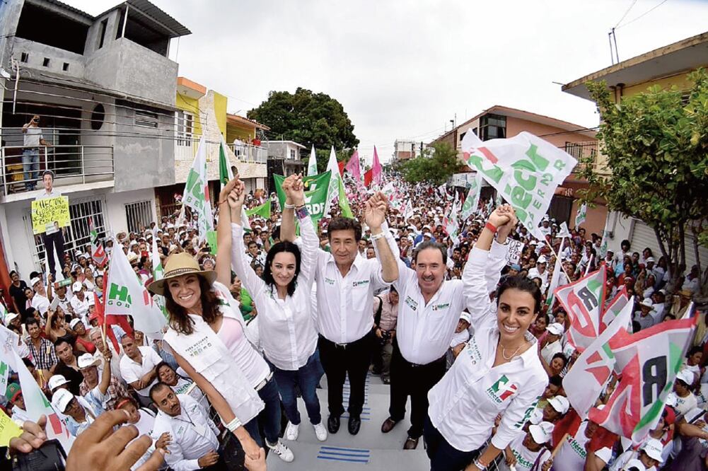 Héctor Yunes Landa, candidato de la alianza del tricolor Para Mejorar Veracruz, estuvo acompañado del coordinador de los senadores del PRI, Emilio Gamb oa , y Arturo López Obrador (ESPECIAL)