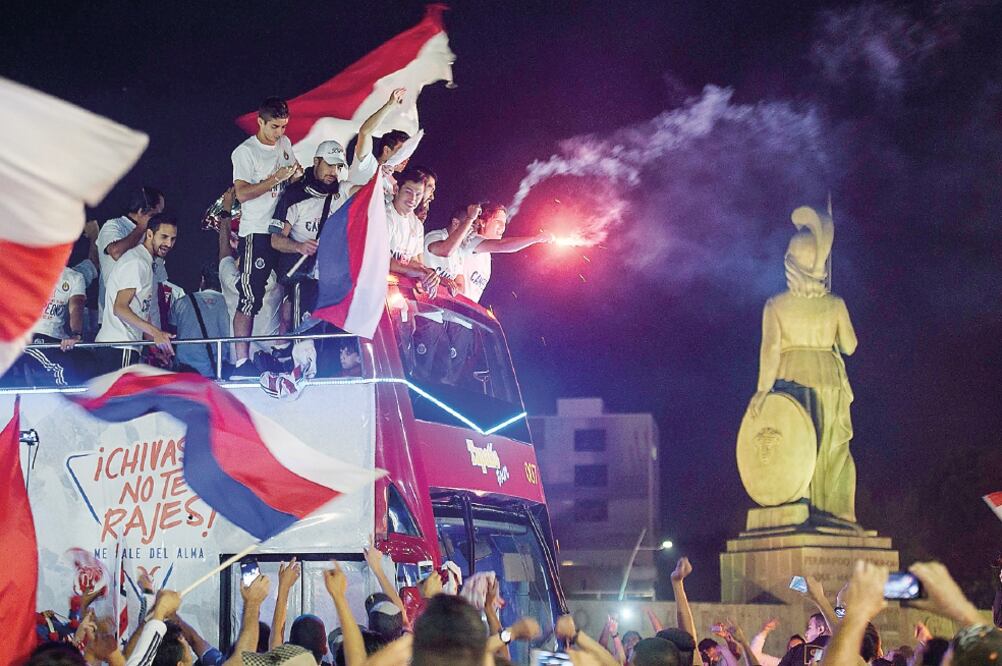 Aficionados ovacionaron al conjunto rojiblanco frente a la Minerva, durante el recorrido que hizo el autobús del Rebaño por toda la ciudad (JORGE ALBERTO MENDOZA. EL UNIVERSAL)